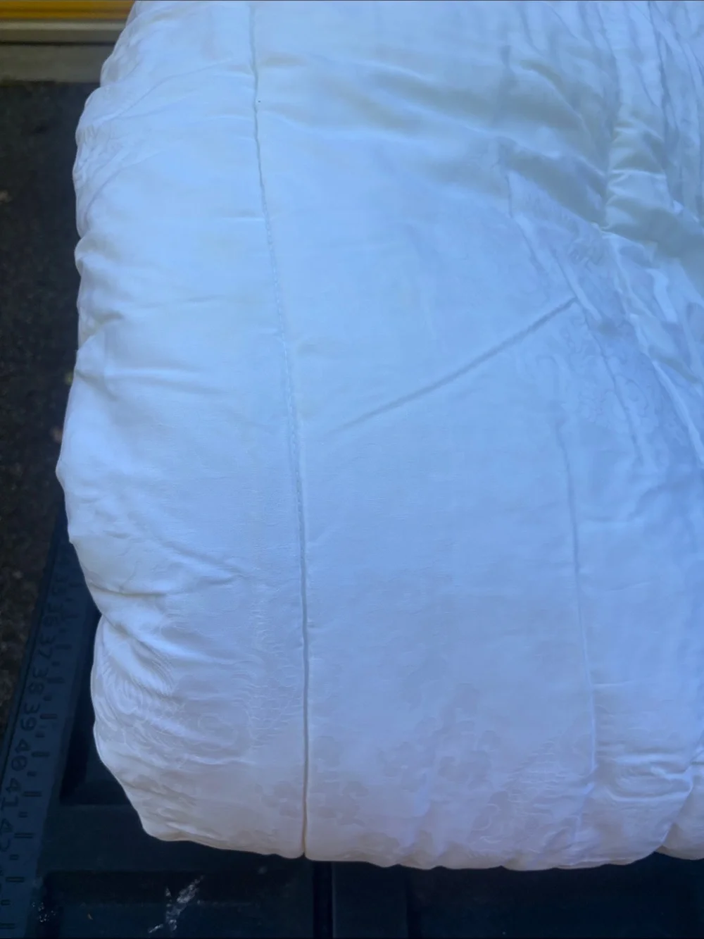 Ralph Lauren White Quilted Comforter King 100X92 Inches. Pakastain 100%Cotton.